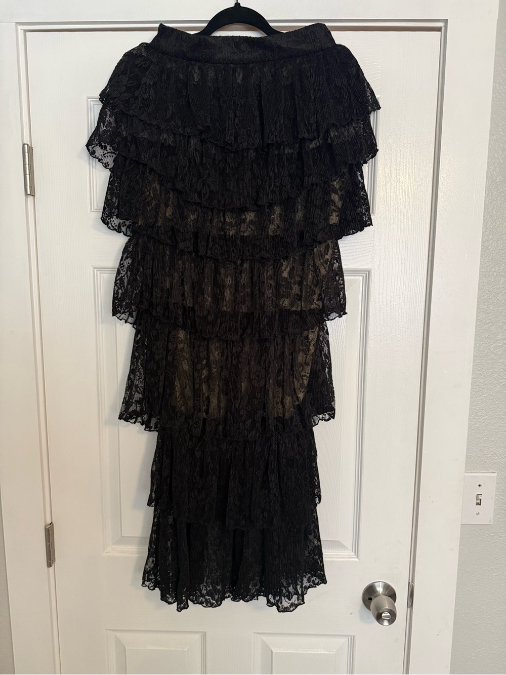 Elegant Black Lace Tiered Long-Sleeve Dress with Gold Bodice - Picture 8 of 10
